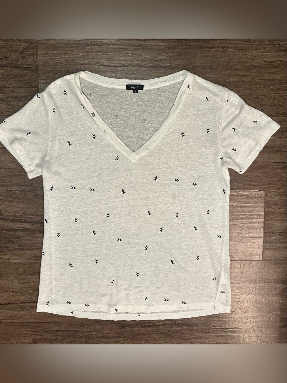 Rails Cara Linen Blend Tee in Arrow Print. Size S